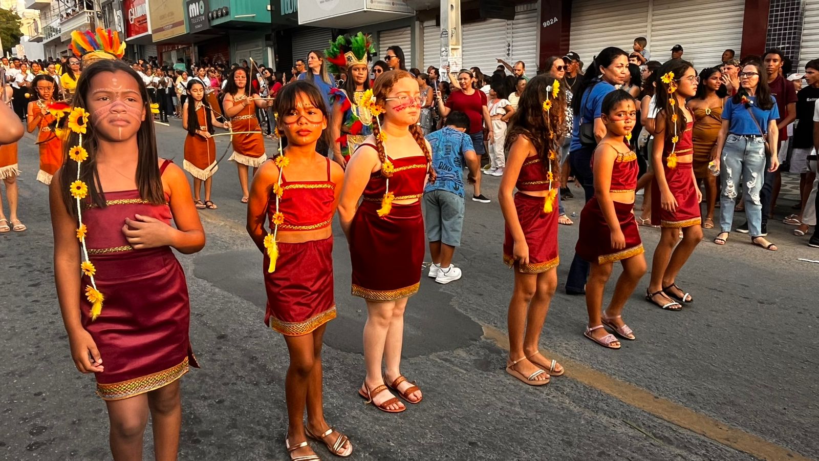 Desfile cívico em ST com homenagens às mulheres e aplausos nas ruas