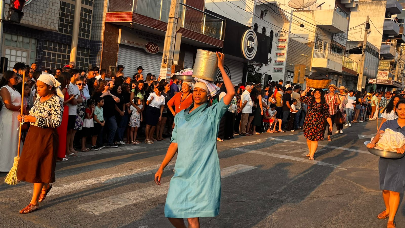 Desfile cívico em ST com homenagens às mulheres e aplausos nas ruas