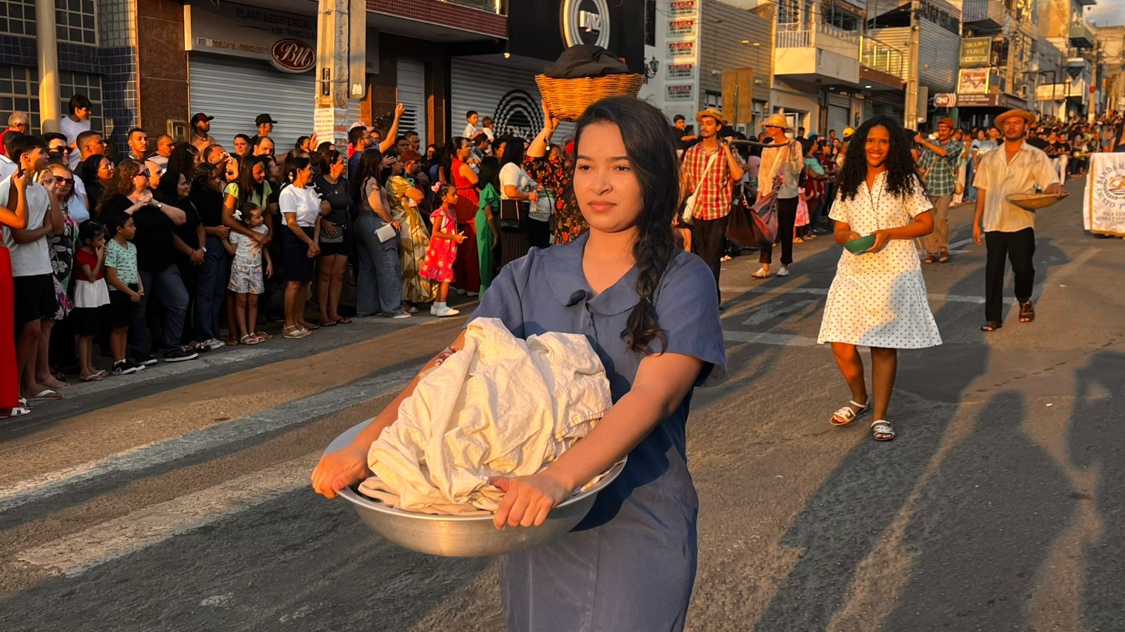 Desfile cívico em ST com homenagens às mulheres e aplausos nas ruas