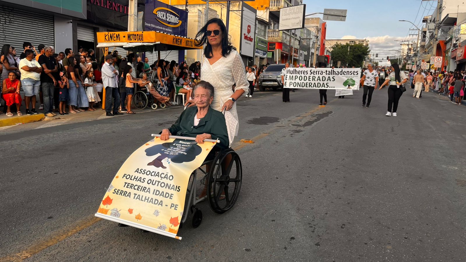 Desfile cívico em ST com homenagens às mulheres e aplausos nas ruas