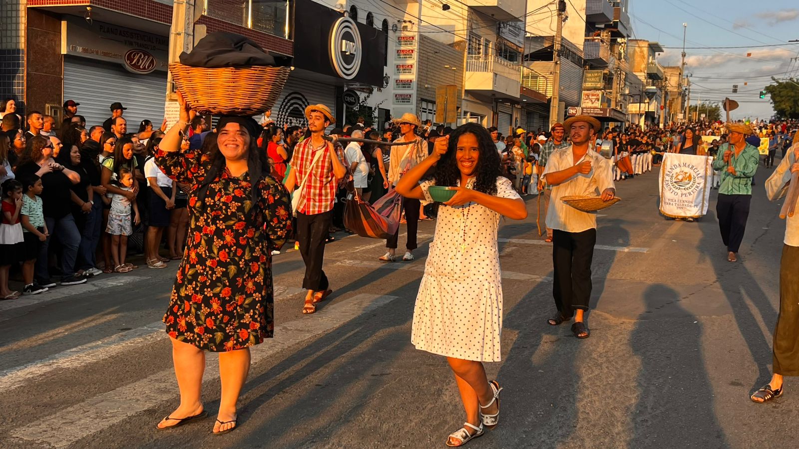 Desfile cívico em ST com homenagens às mulheres e aplausos nas ruas