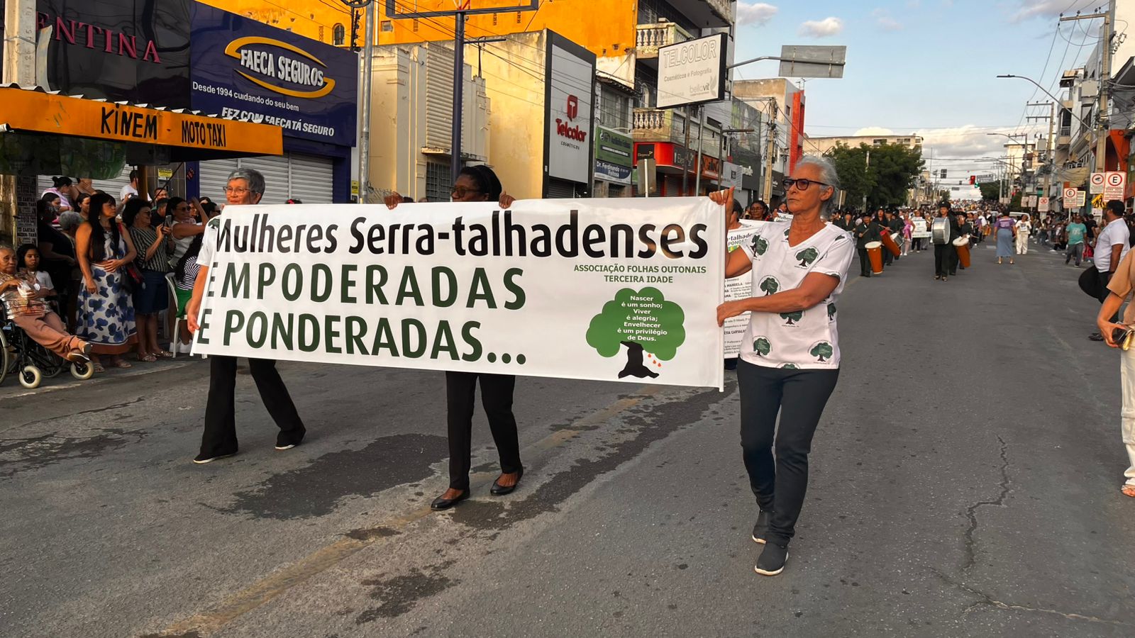 Desfile cívico em ST com homenagens às mulheres e aplausos nas ruas