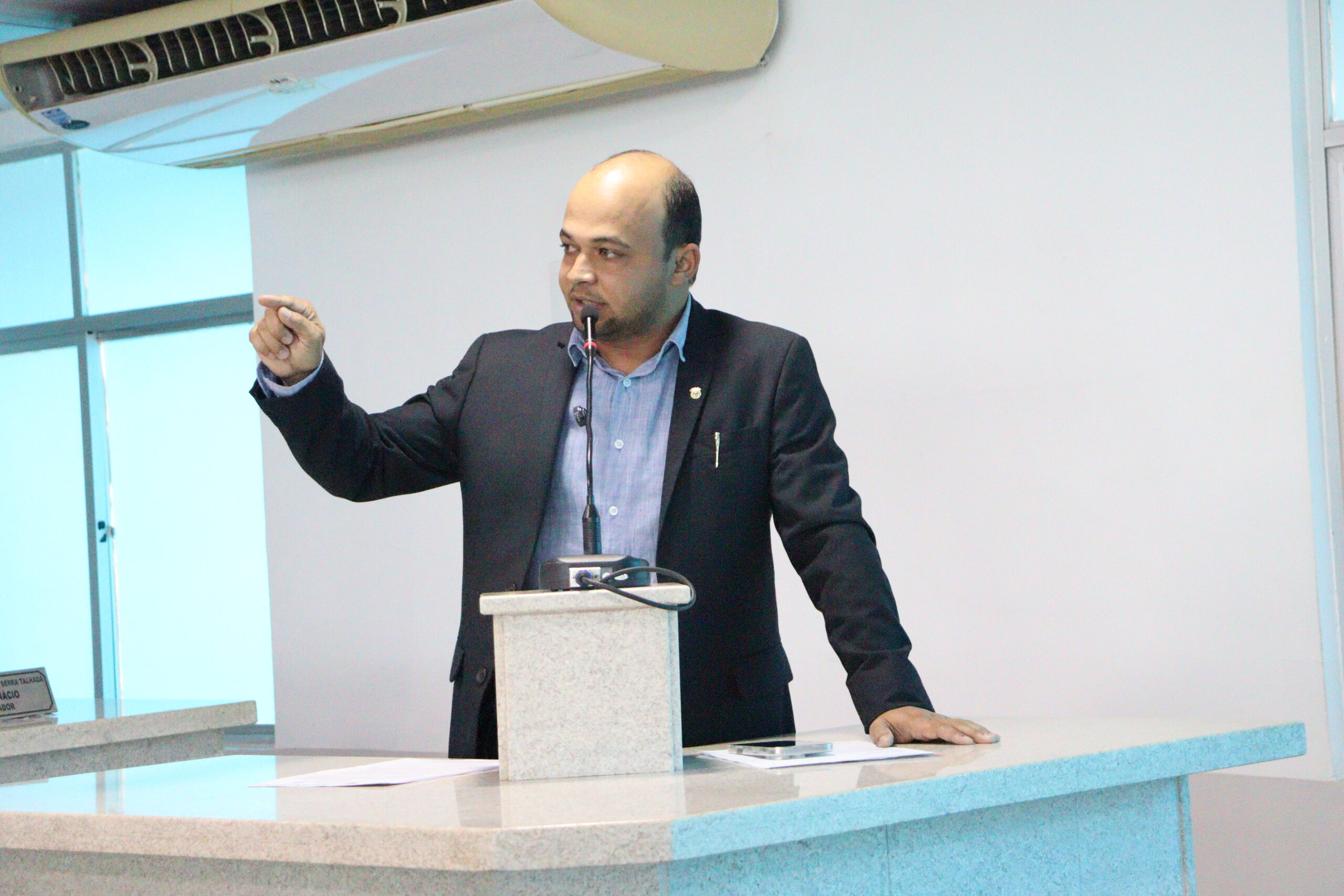 China faz críticas a projeto de Márcia e sofre 'bombardeio' dos governistas