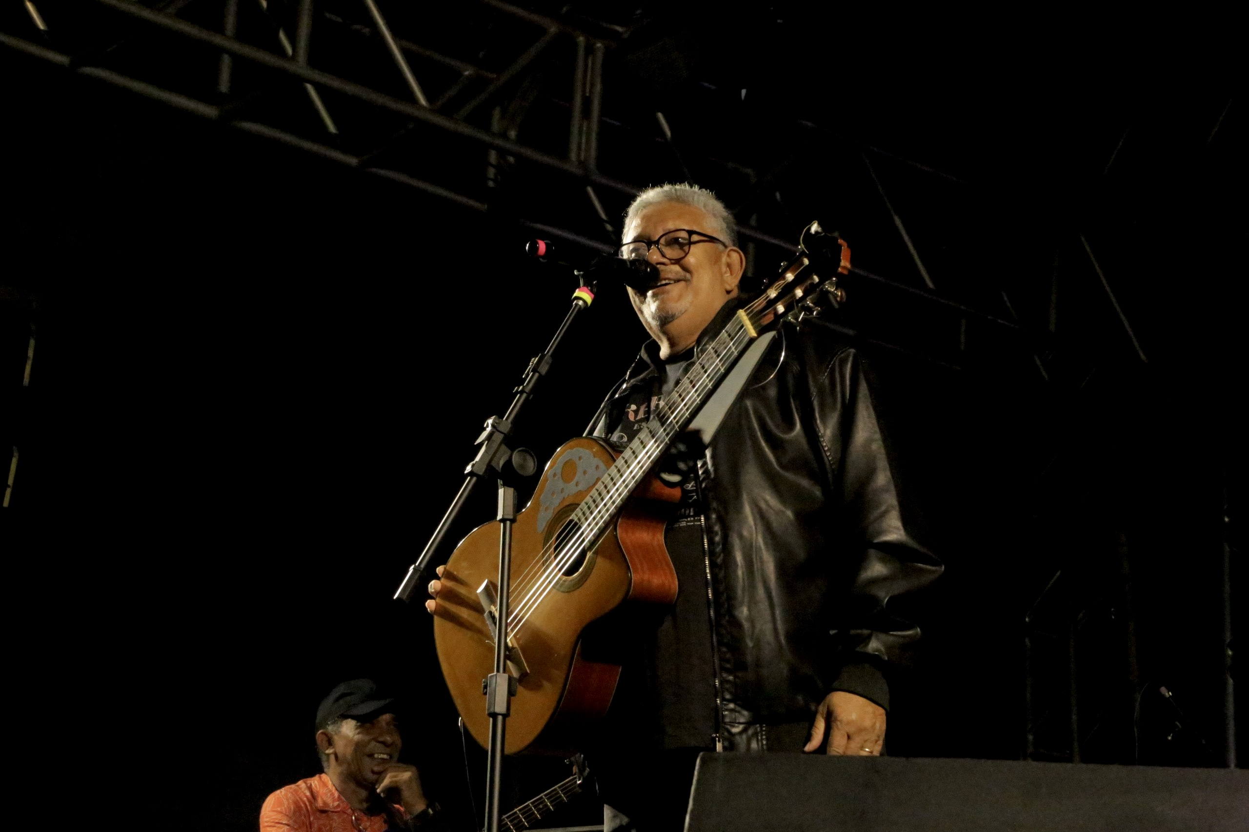 Noite de rock agitou a praça Sérgio Magalhães; e já estamos ao vivo!