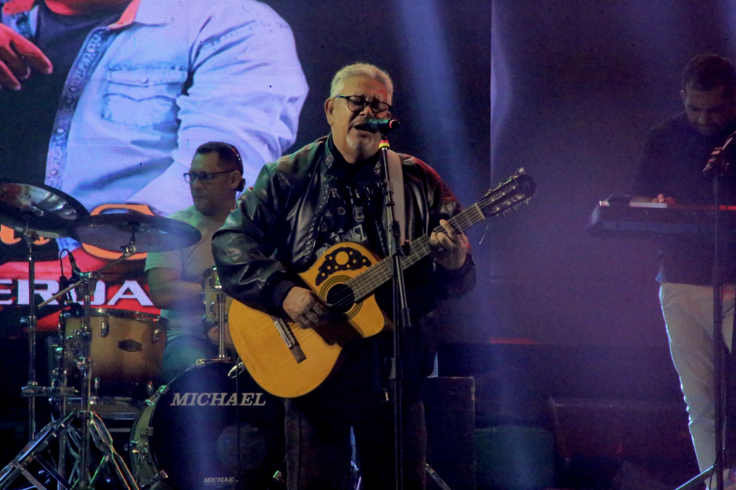 Noite de rock agitou a praça Sérgio Magalhães; e já estamos ao vivo!