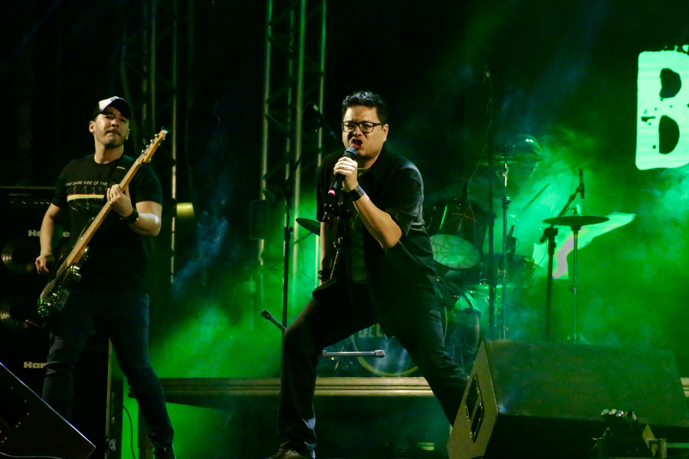 Noite de rock agitou a praça Sérgio Magalhães; e já estamos ao vivo!