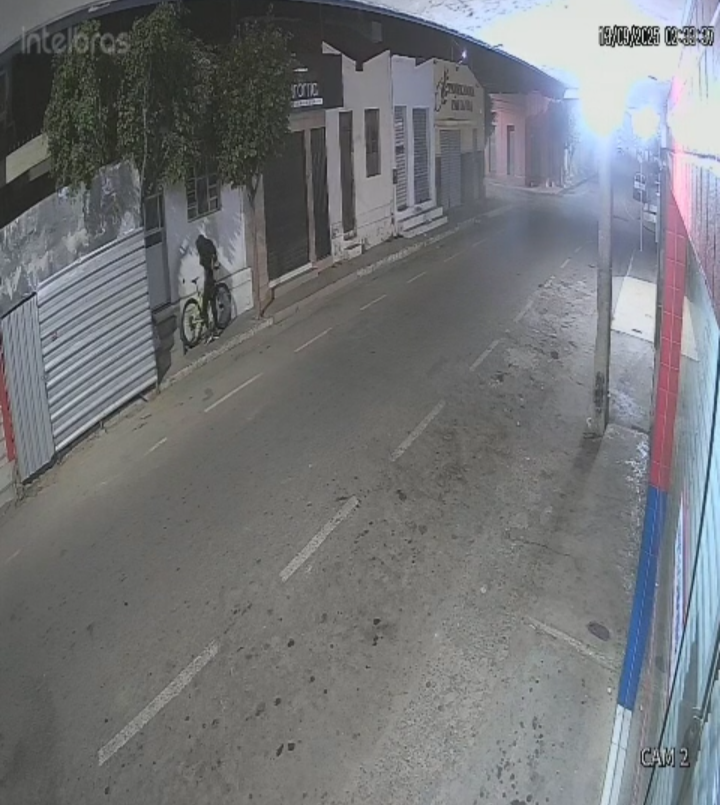 Câmeras flagram suspeito fazendo arrastão em restaurante de ST 1 Câmeras flagram