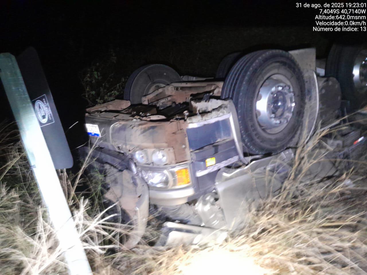 Motorista de Serra Talhada sofre acidente na ladeira do "S" no Piauí 1 Motorista de Serra Talhada sofre acidente na ladeira do "S" no Piauí