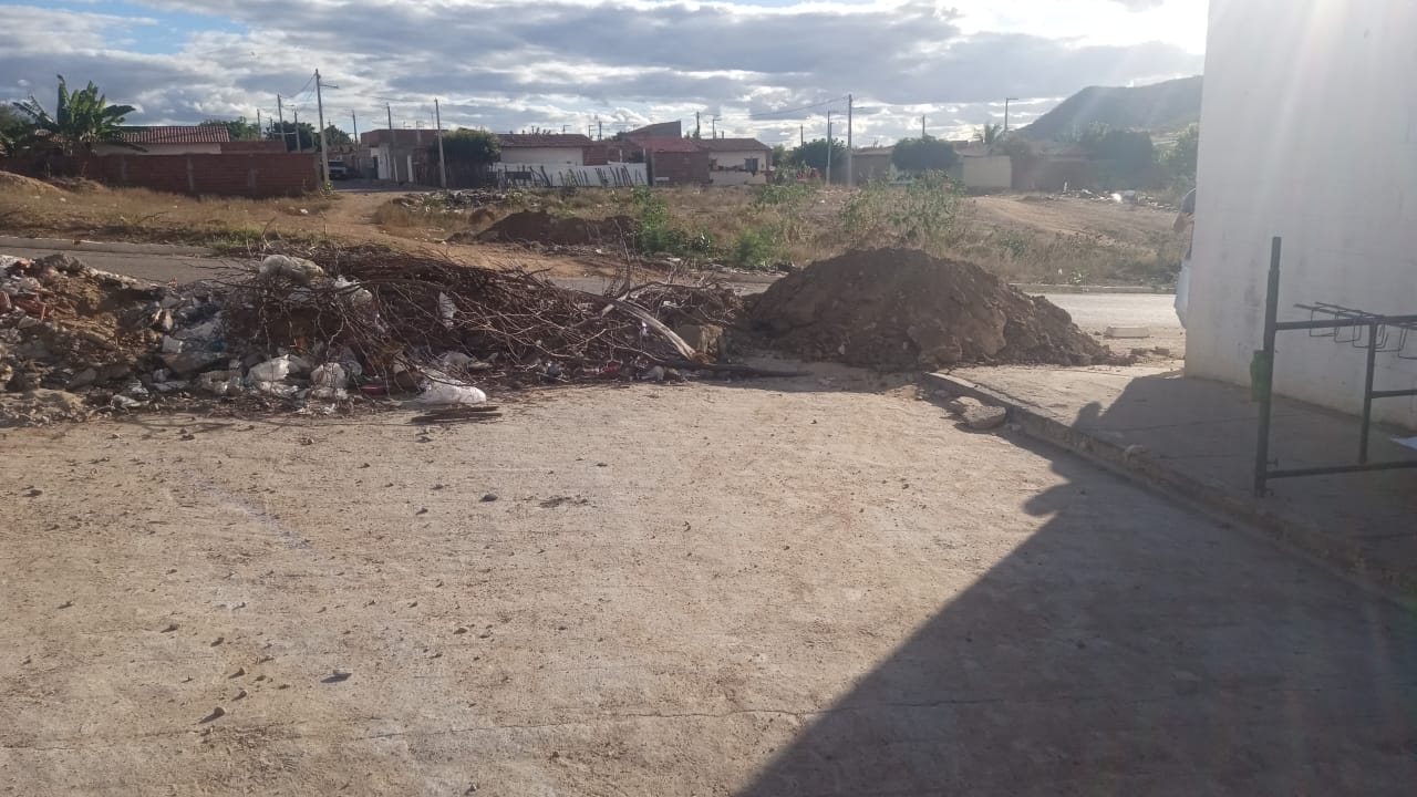Moradores pedem a liberação de rua pavimentada no bairro Vila Bela