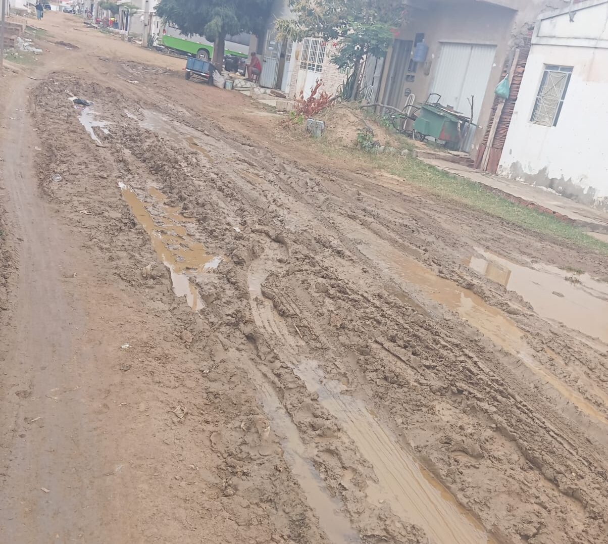 Rua de bairro de Serra Talhada fica intransitável após grande vazamento