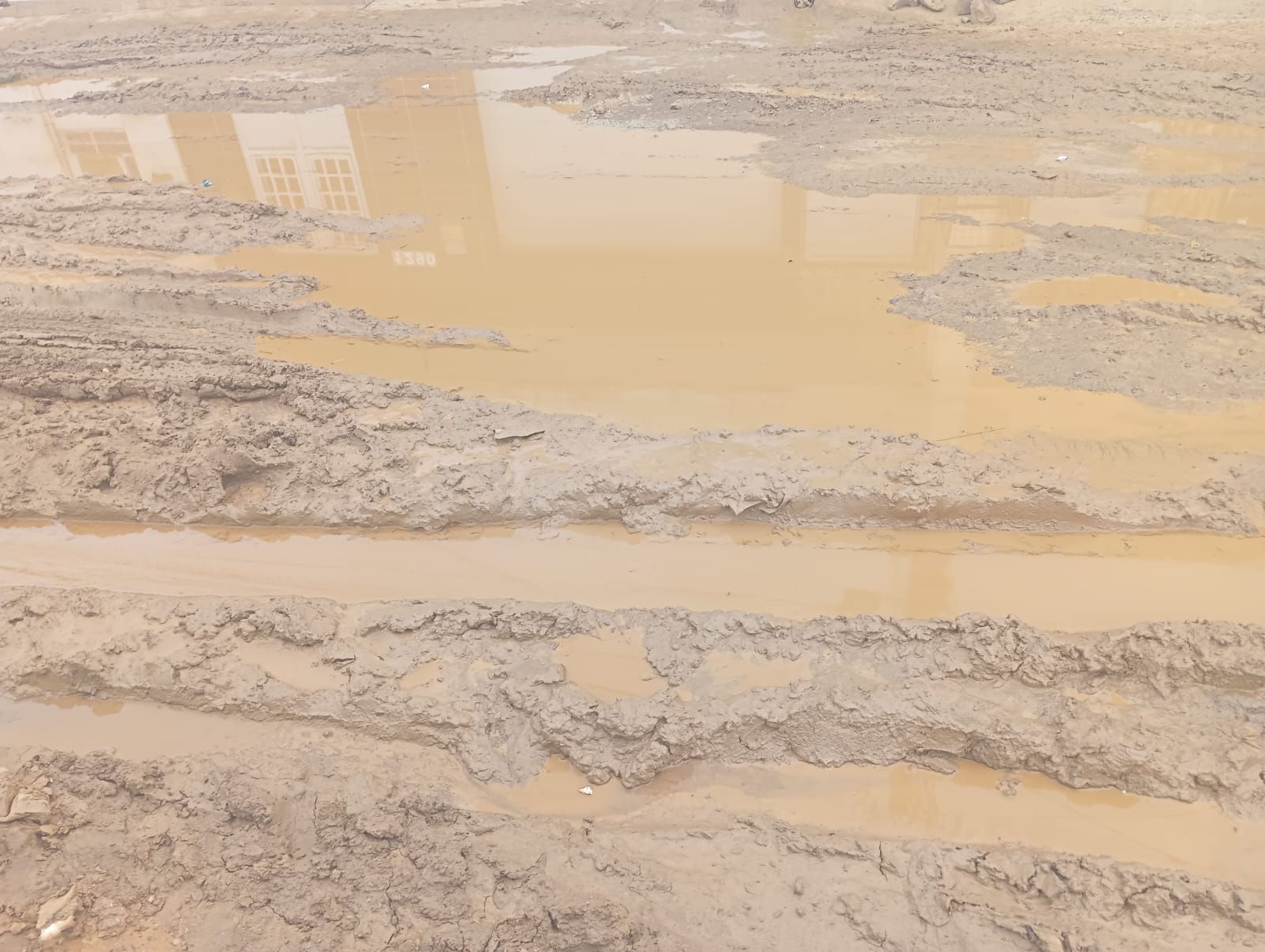 Rua de bairro de Serra Talhada fica intransitável após grande vazamento