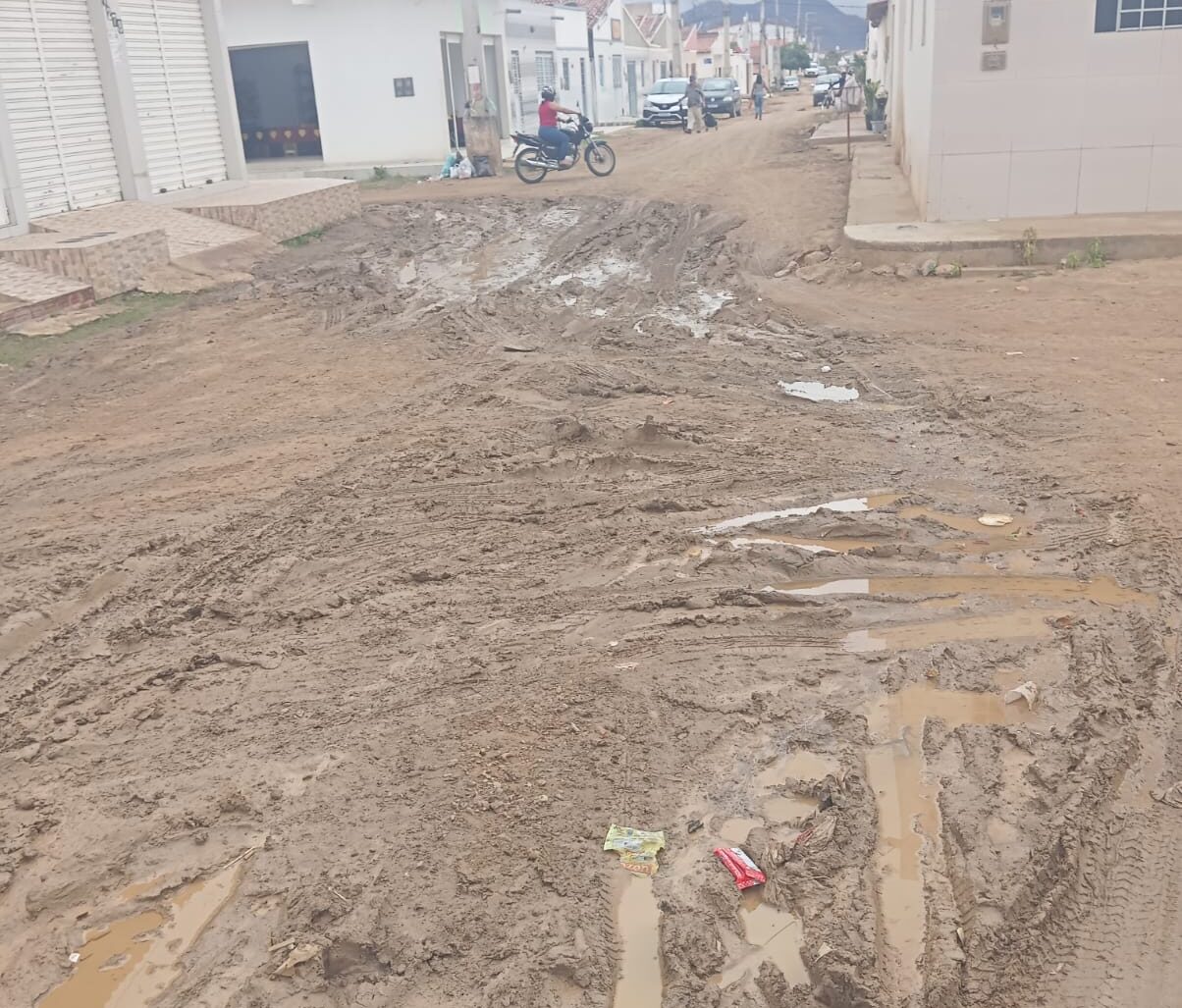 Rua de bairro de Serra Talhada fica intransitável após grande vazamento 1 Rua de bairro de Serra Talhada fica intransitável após grande vazamento