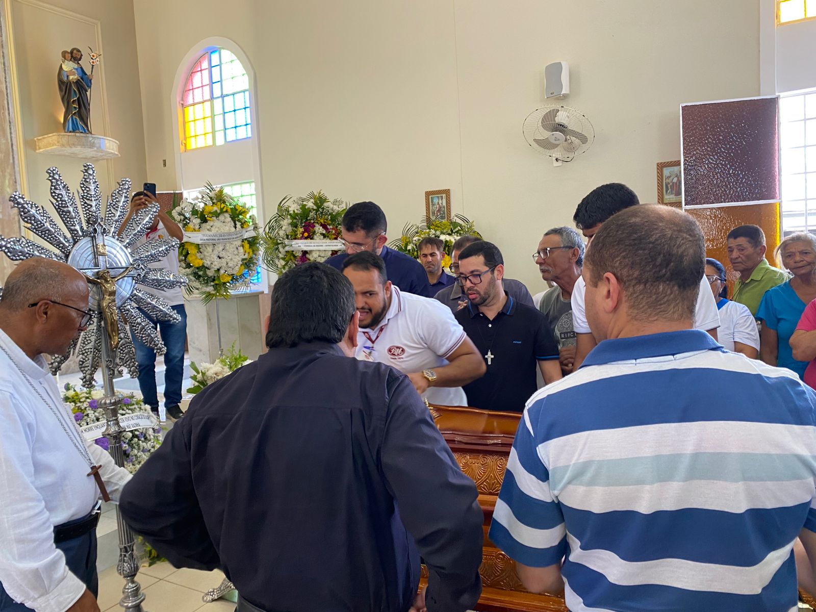 Emoção, lágrimas e saudade marcam velório de Padre Orlando nesta 3ª
