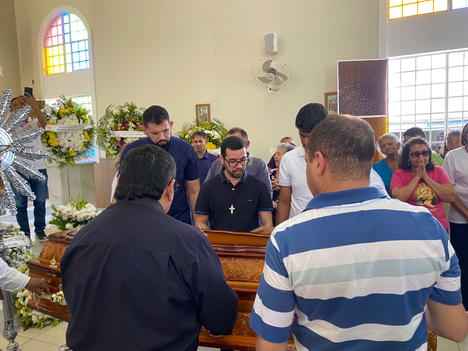 Emoção, lágrimas e saudade marcam velório de Padre Orlando nesta 3ª