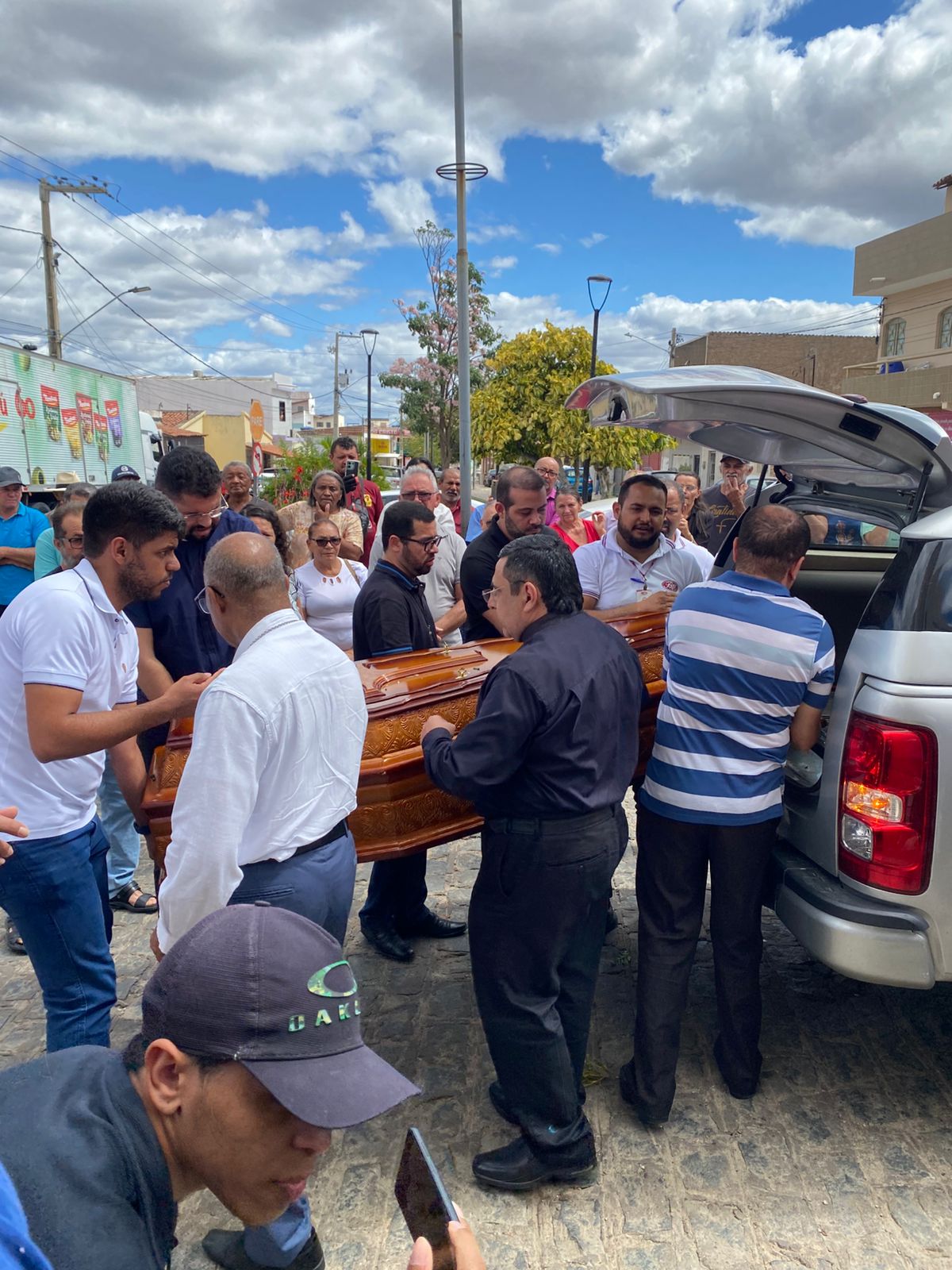 Emoção, lágrimas e saudade marcam velório de Padre Orlando nesta 3ª