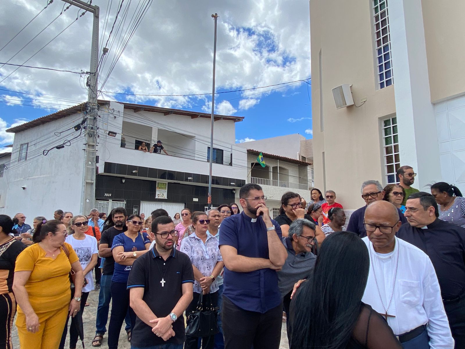 Emoção, lágrimas e saudade marcam velório de Padre Orlando nesta 3ª