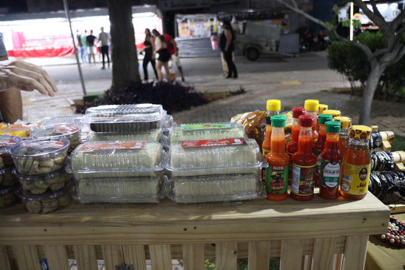 Voluntários da Penha e pequenos comerciantes otimistas com as vendas