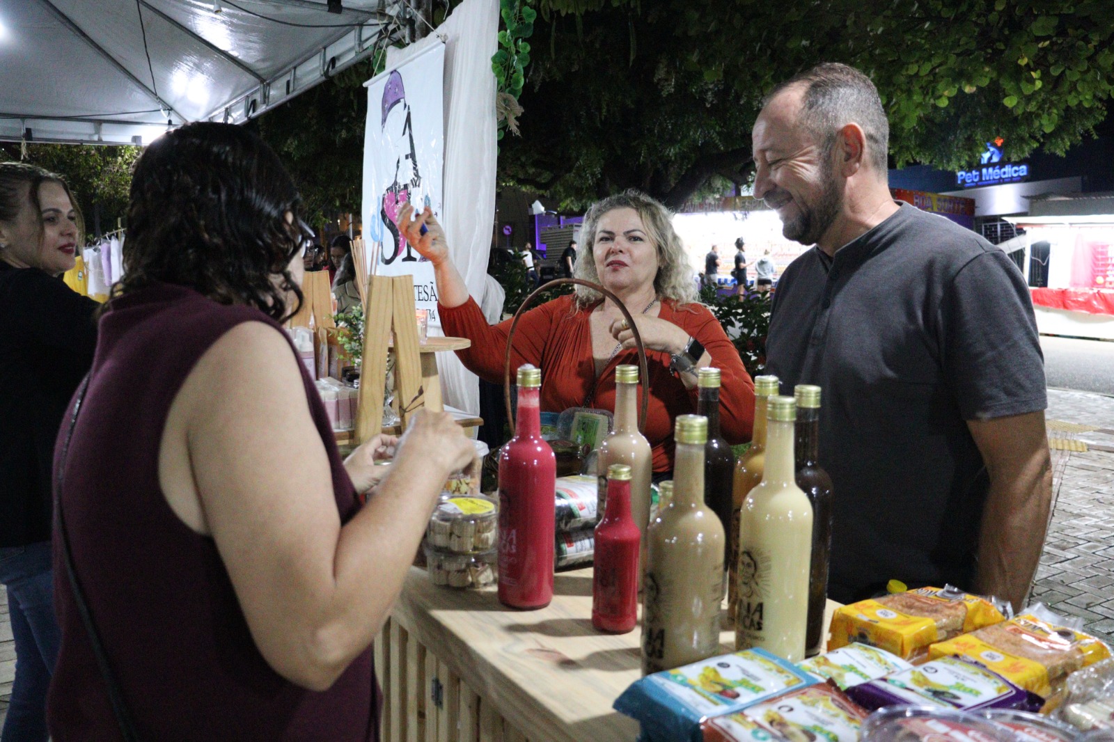 Voluntários da Penha e pequenos comerciantes otimistas com as vendas