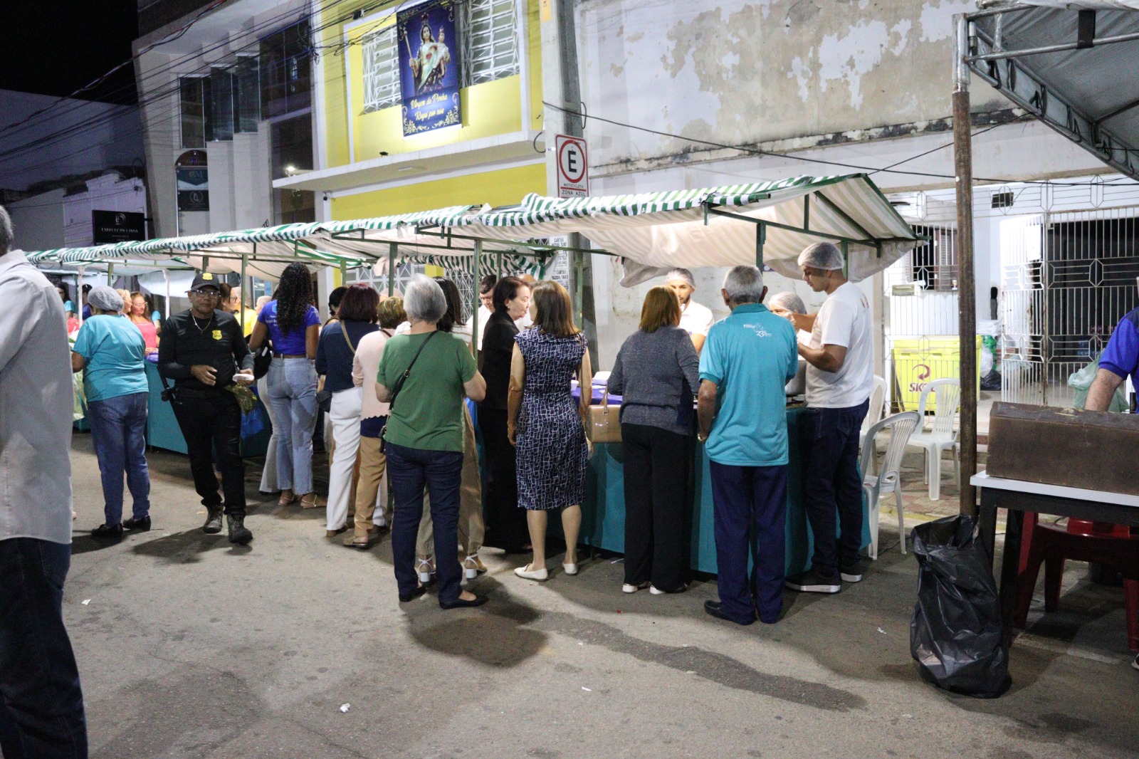Voluntários da Penha e pequenos comerciantes otimistas com as vendas