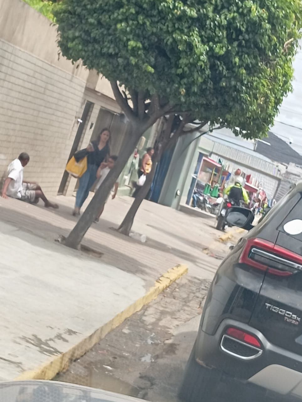 Agente da STTrans é flagrado pilotando na calçada no Centro de ST