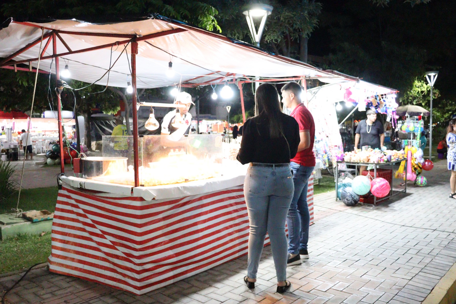 Voluntários da Penha e pequenos comerciantes otimistas com as vendas