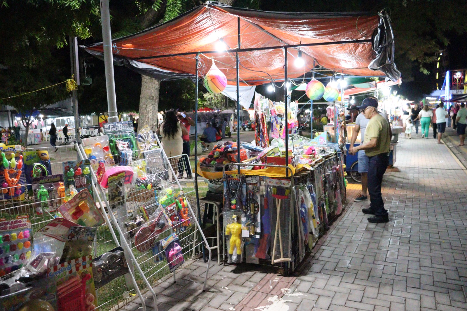 Voluntários da Penha e pequenos comerciantes otimistas com as vendas