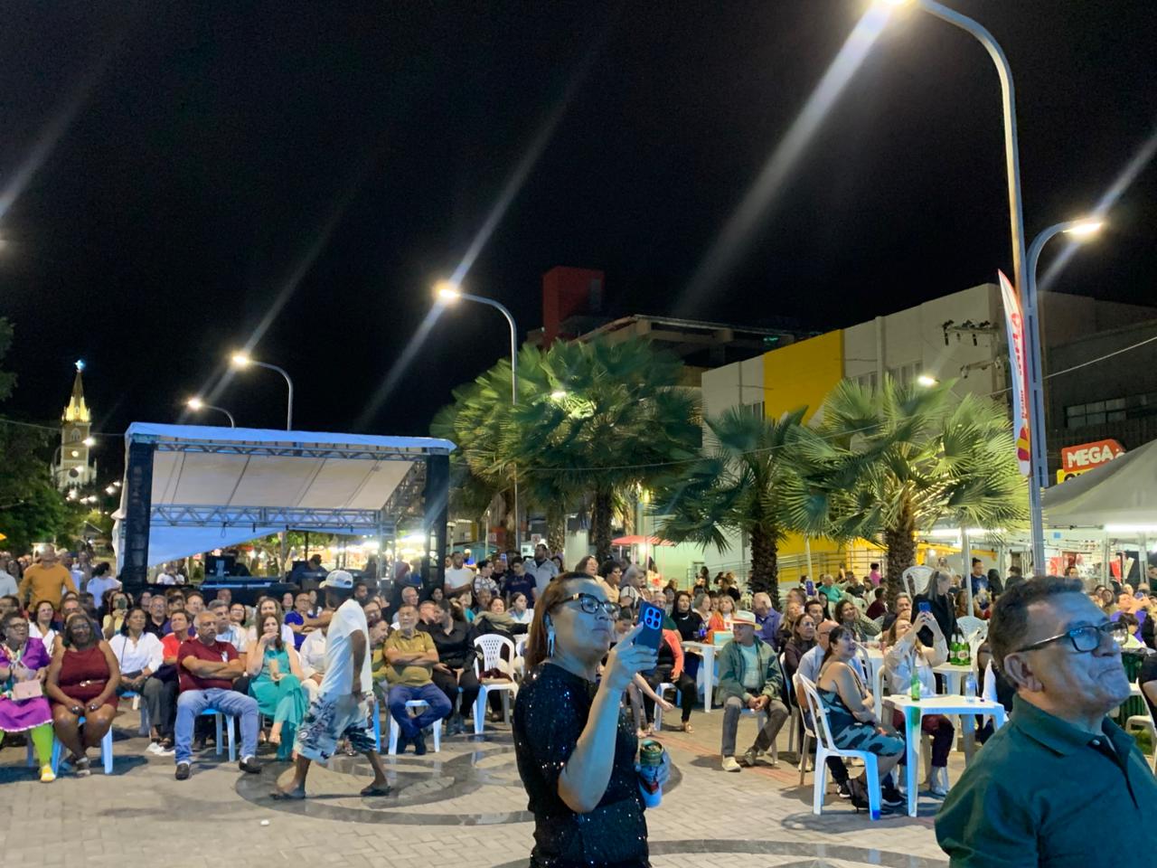 Com matriz lotada, fiéis expressam fé a Padroeira de Serra Talhada