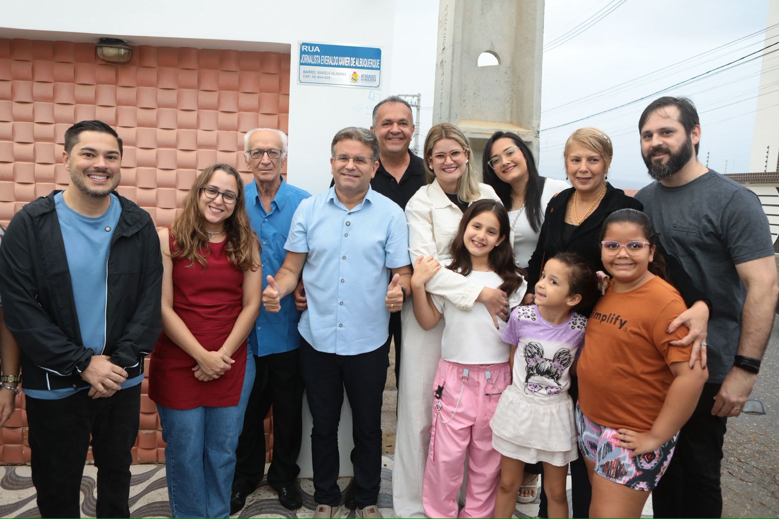 Prefeitura inaugura rua pavimentada no Manoela Valadares - Fotos: Divulgação