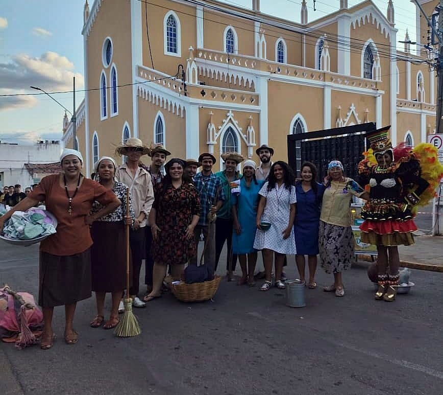 Atores protestam por falta de respeito durante desfile cívico em ST 1 Fotos: Reprodução
