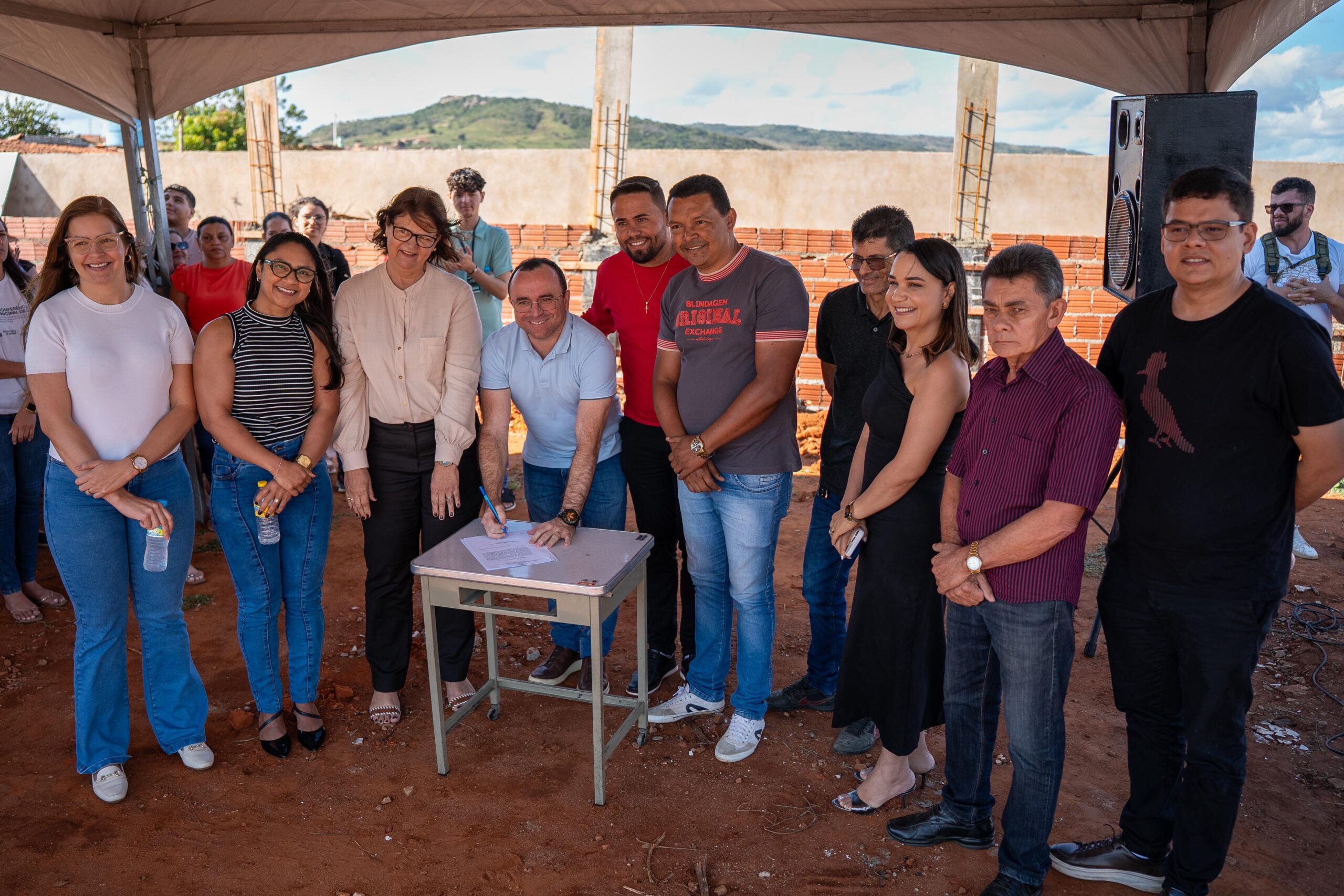 Dr. Ismael garante construção de creche e nova praça
