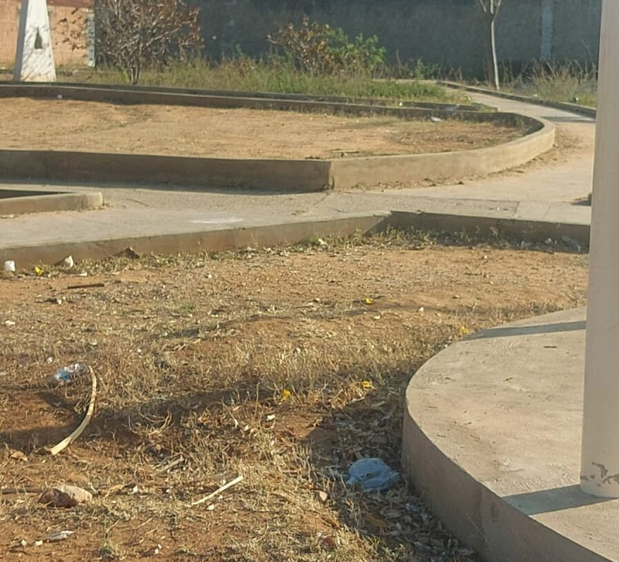 Moradores cobram reforma diante abandono de praça no Vila Bela