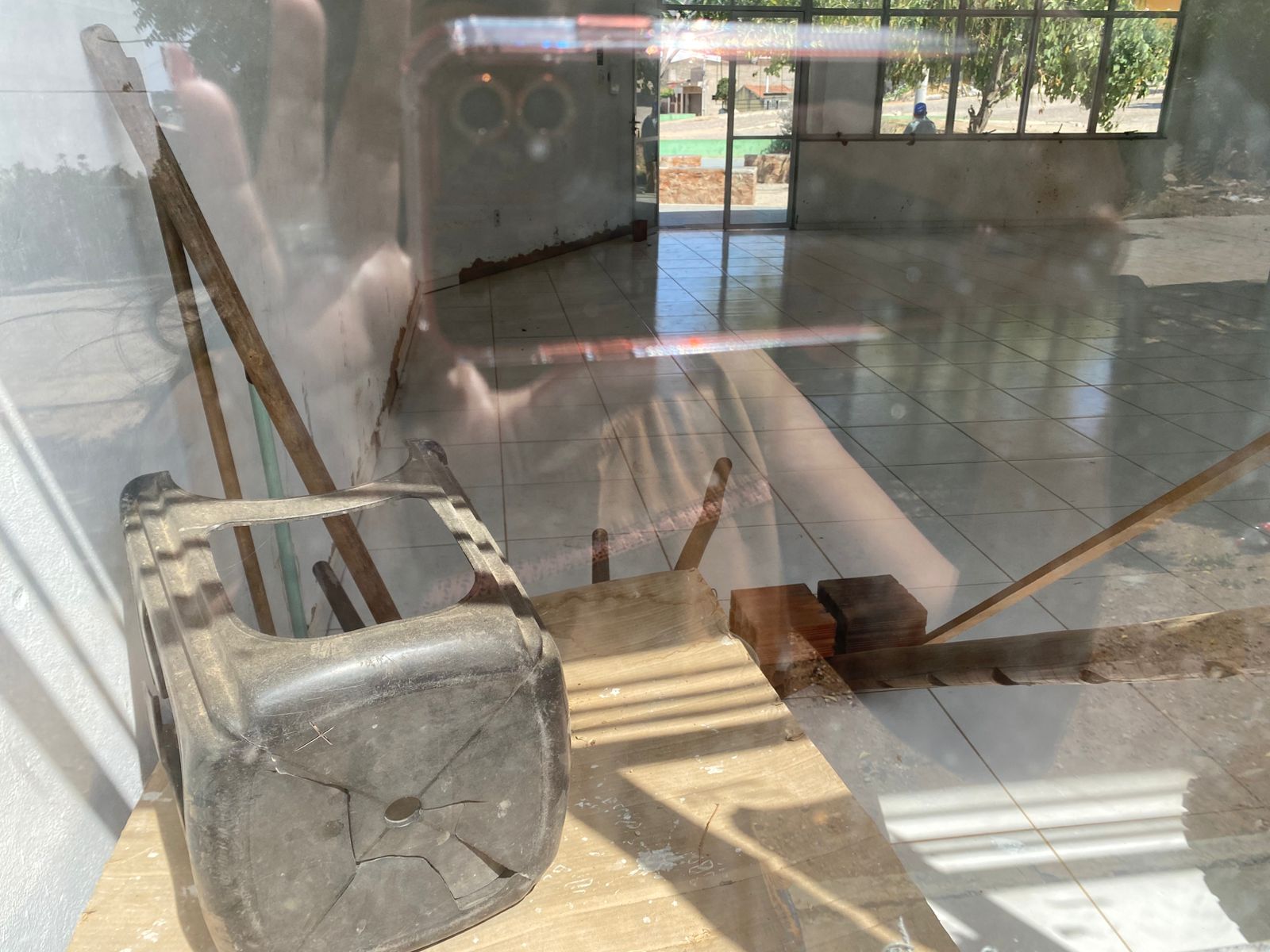 Moradores expõem situação de praça de esportes na Cohab