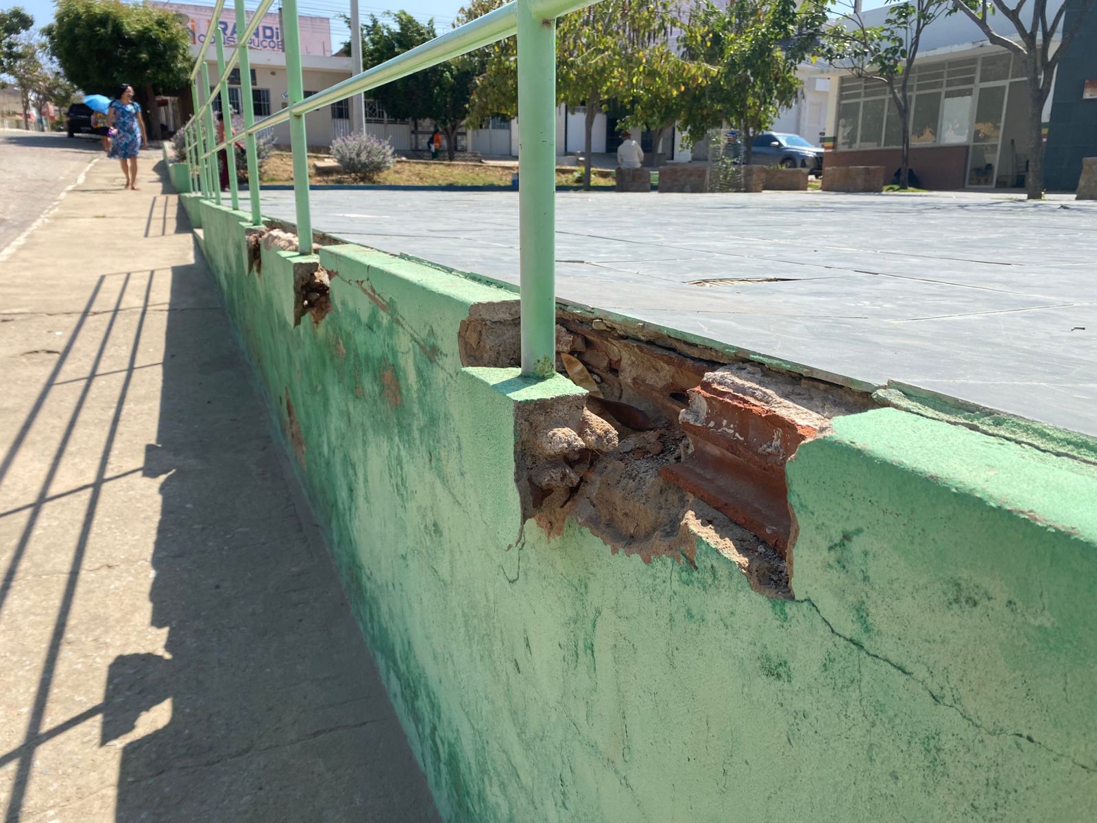 Moradores expõem situação de praça de esportes na Cohab