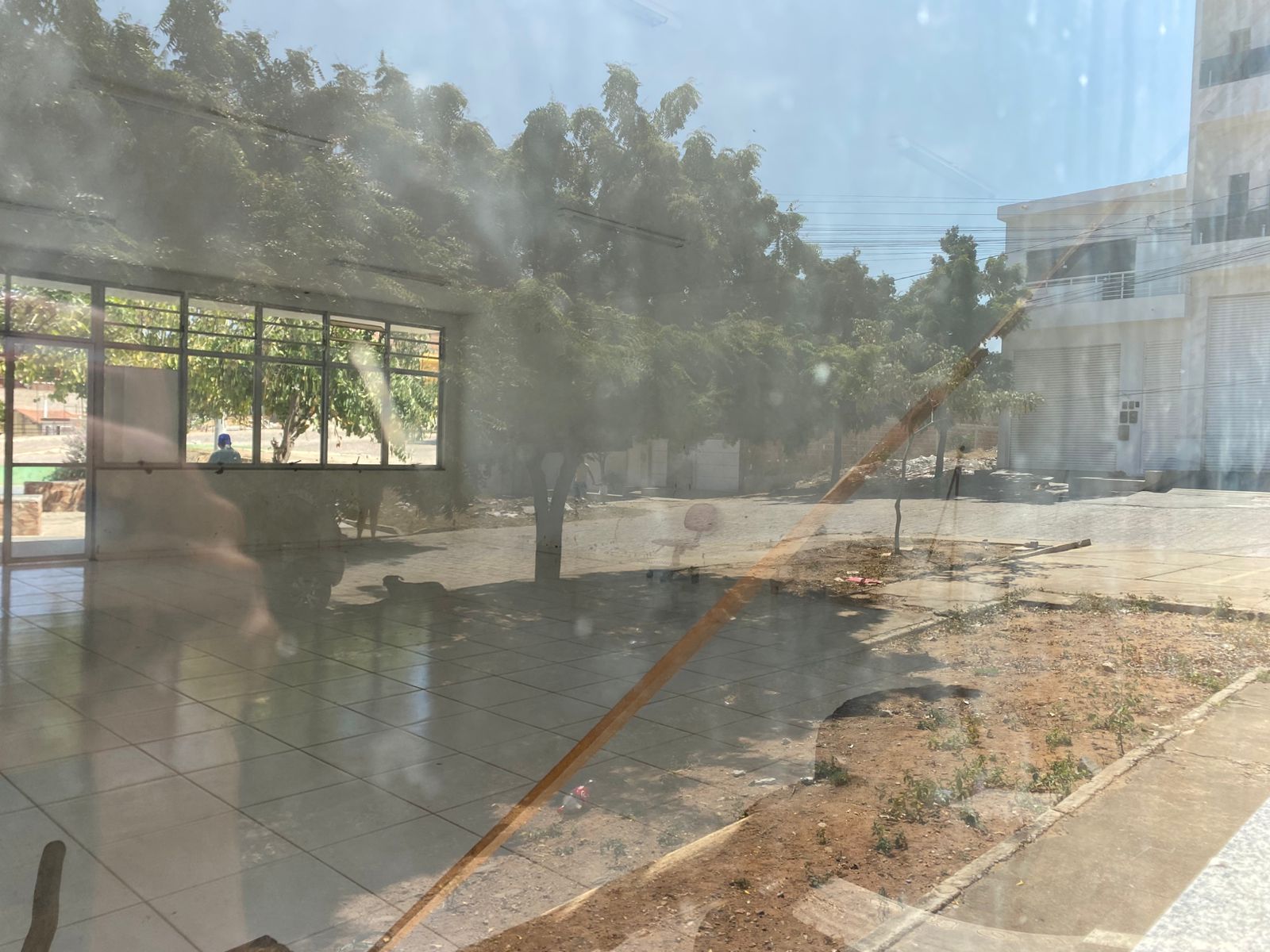 Moradores expõem situação de praça de esportes na Cohab