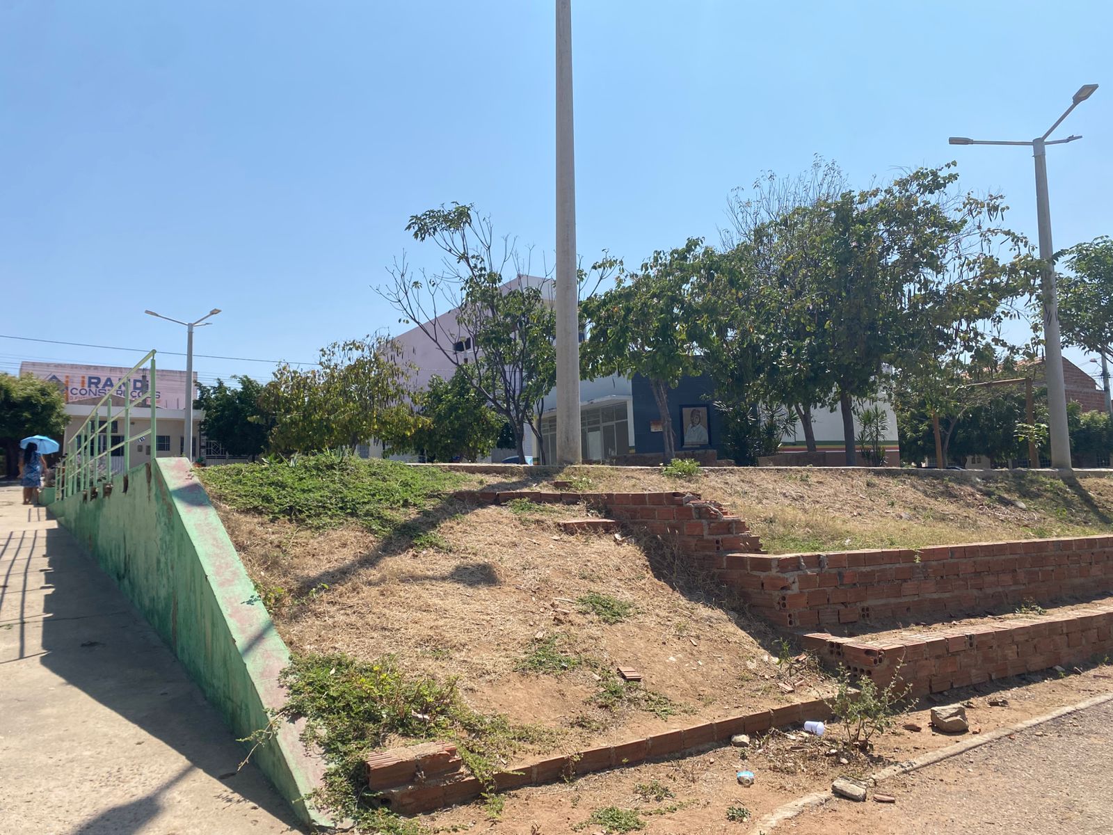 Moradores expõem situação de praça de esportes na Cohab