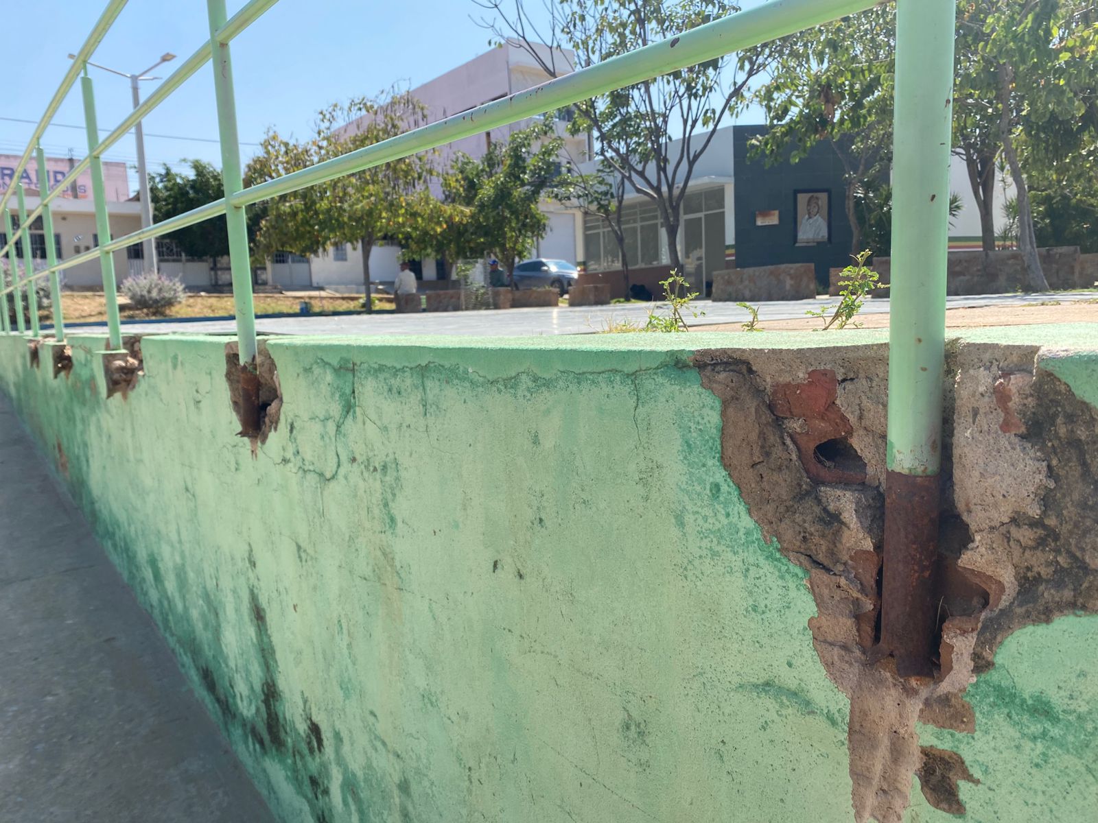 Moradores expõem situação de praça de esportes na Cohab