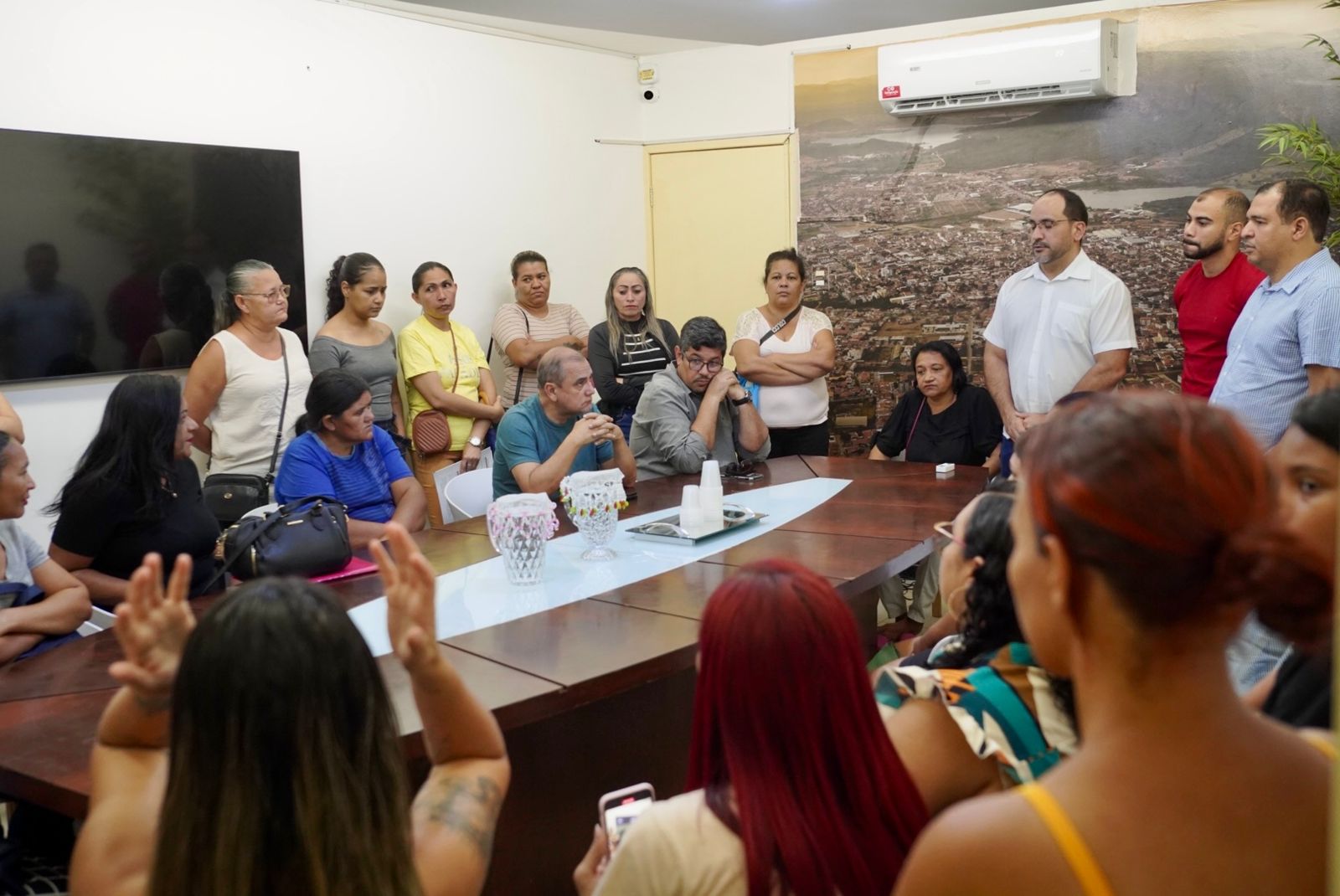 Famílias do Vanete Almeida cobram casas e PMST explica trâmites