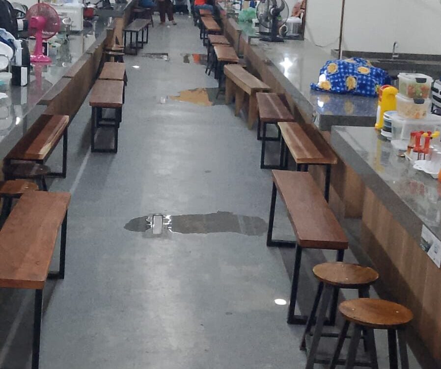 Esgoto estoura no Mercado Público de Serra Talhada e revolta clientes