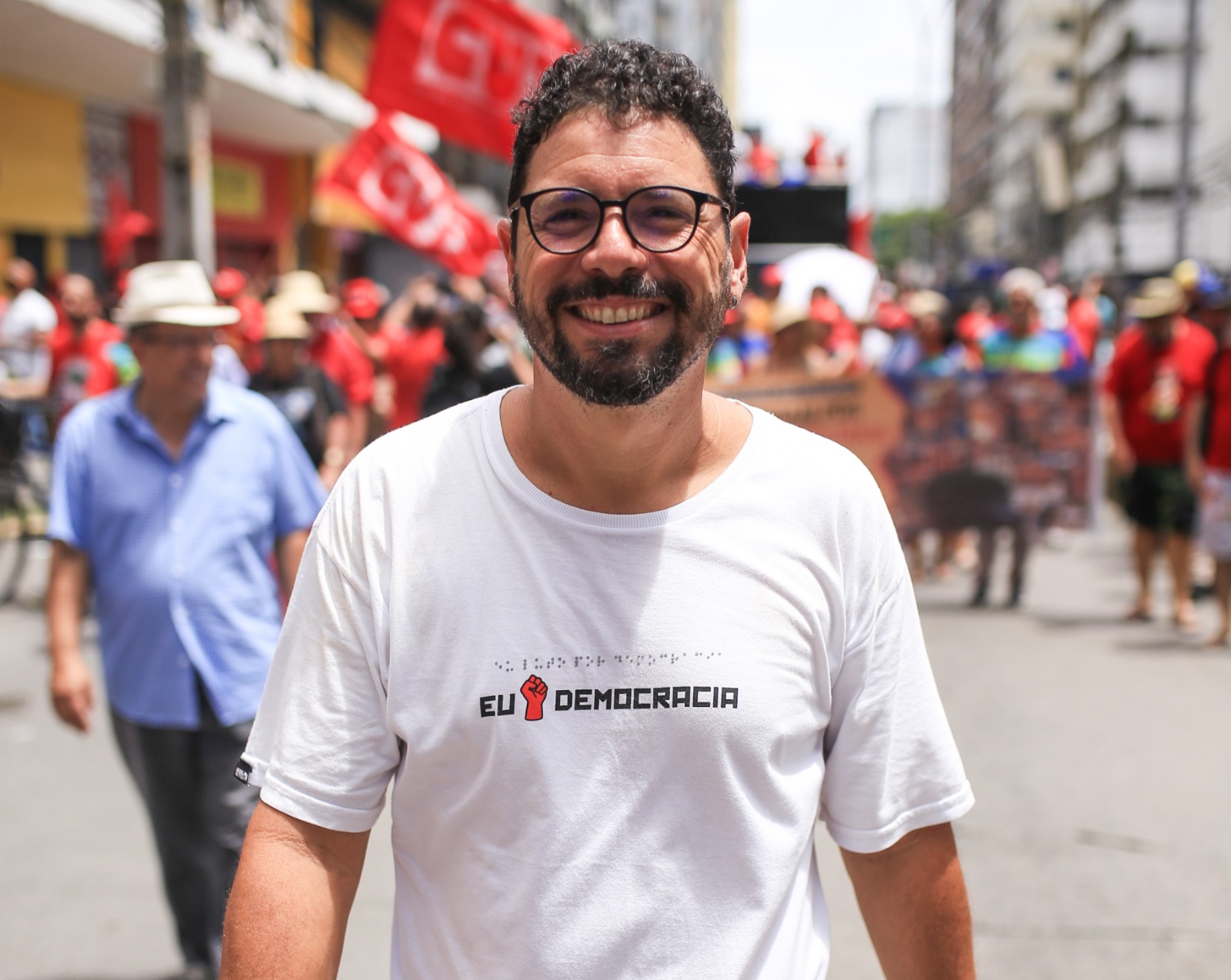 Pré-candidato a governador pelo PSOL empolgado após manifestações de rua