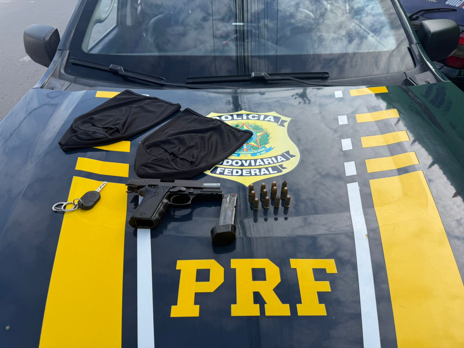 Homem é detido com carro roubado, pistola e toucas balaclava - Foto: Divulgação/PRF