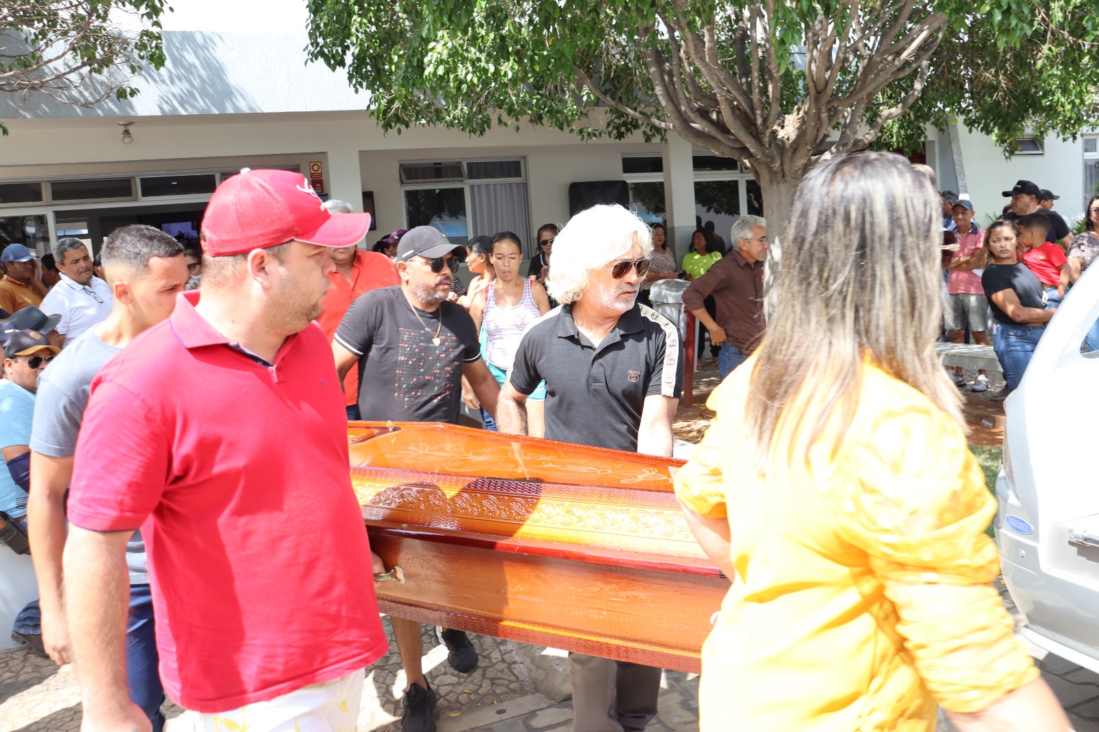 Emoção e aboios marcaram adeus ao radialista Bebé em Serra Talhada
