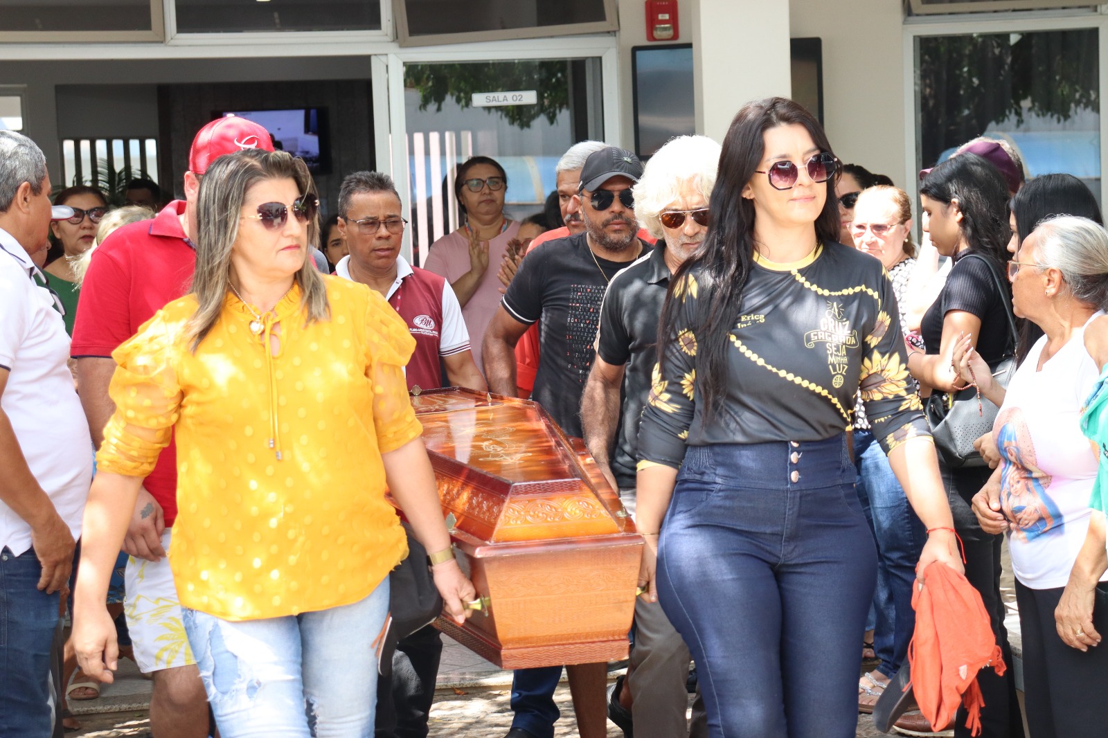 Emoção e aboios marcaram adeus ao radialista Bebé em Serra Talhada