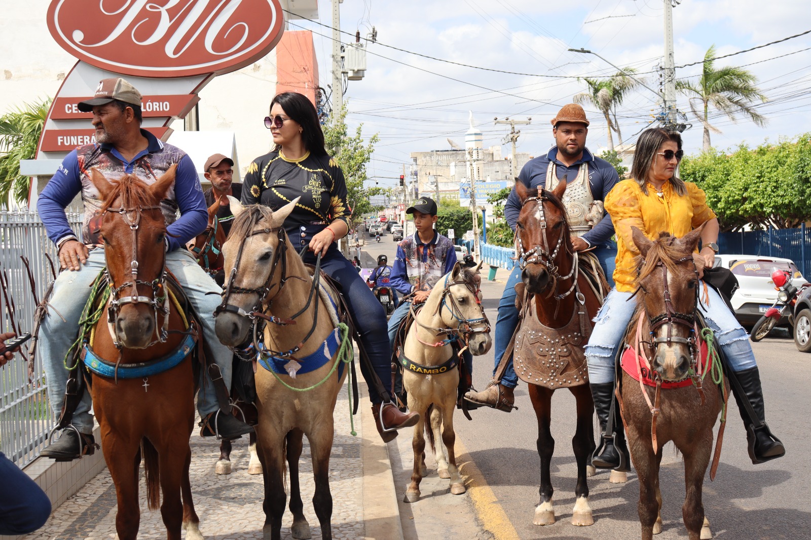 Emoção e aboios marcaram adeus ao radialista Bebé em Serra Talhada