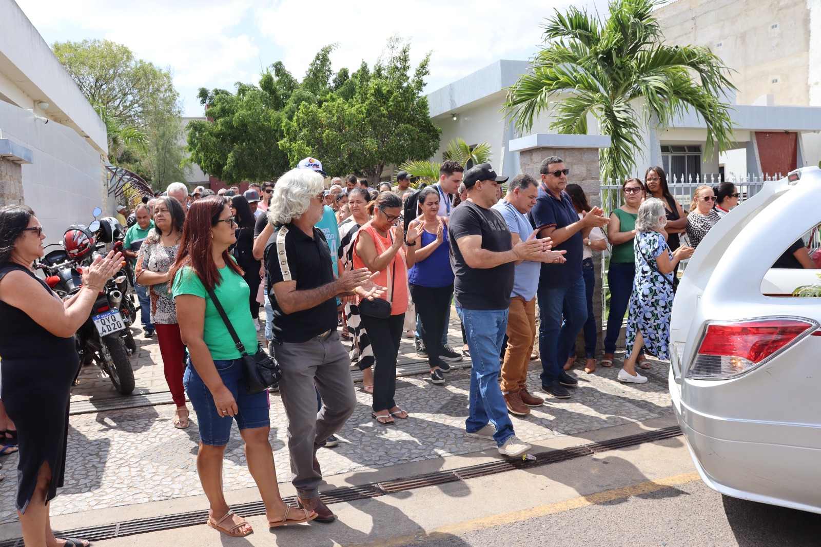 Emoção e aboios marcaram adeus ao radialista Bebé em Serra Talhada