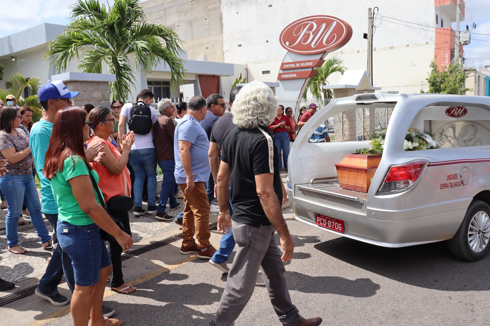 Emoção e aboios marcaram adeus ao radialista Bebé em Serra Talhada