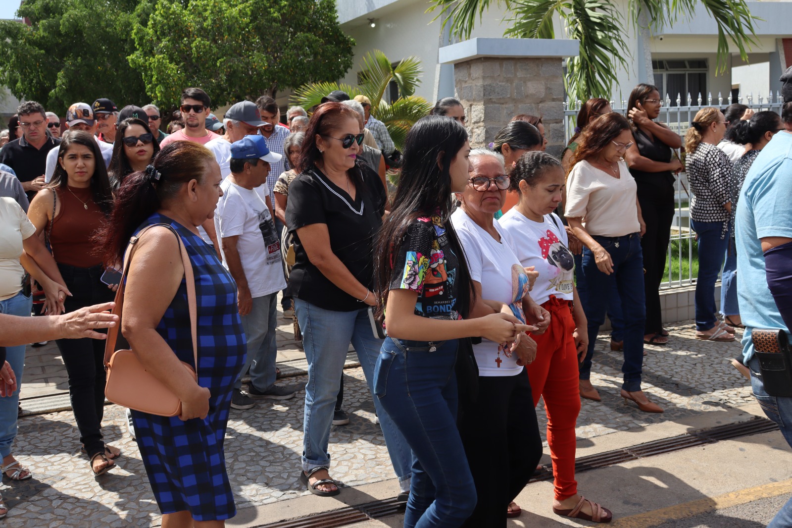 Emoção e aboios marcaram adeus ao radialista Bebé em Serra Talhada