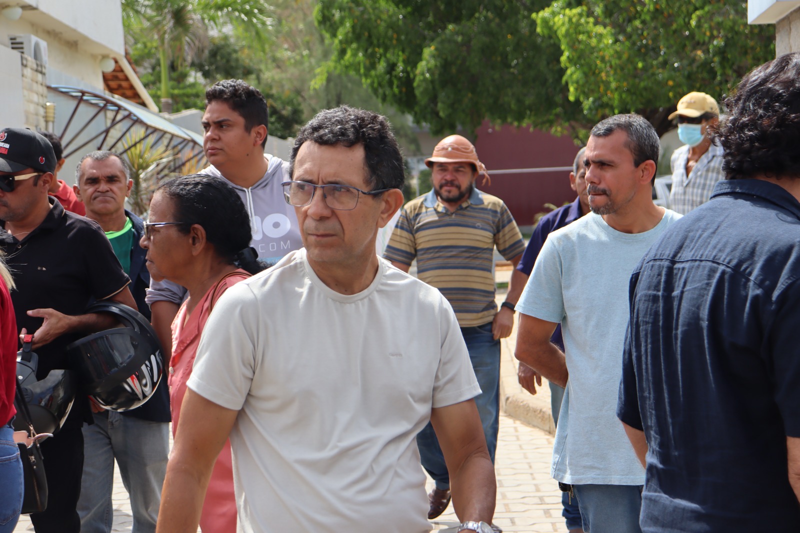 Emoção e aboios marcaram adeus ao radialista Bebé em Serra Talhada
