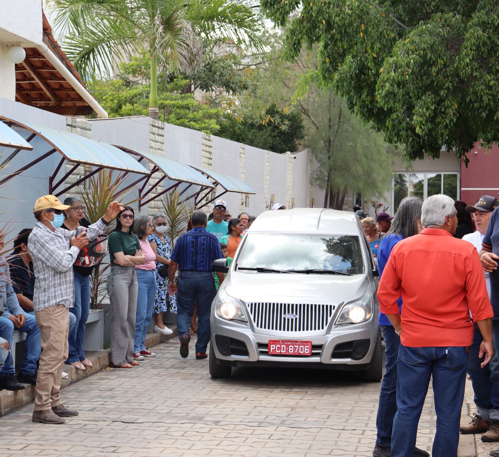 Emoção e aboios marcaram adeus ao radialista Bebé em Serra Talhada