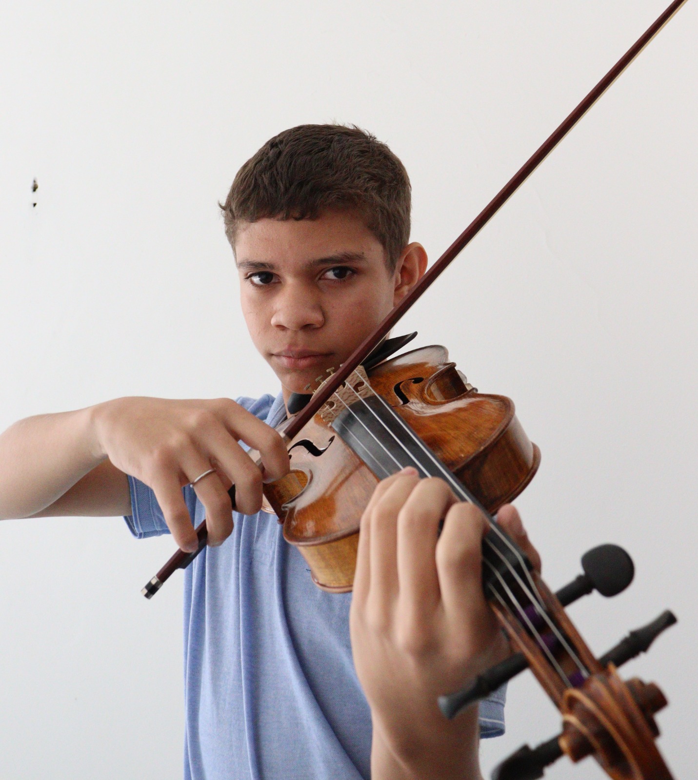 Violinista serra-talhadense de apenas 15 anos revela o prazer da música