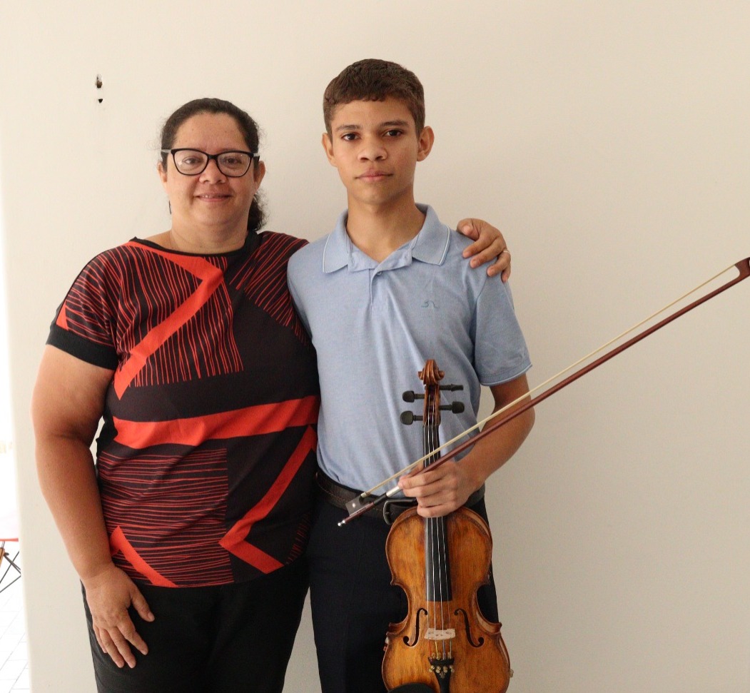 Violinista serra-talhadense de apenas 15 anos revela o prazer da música